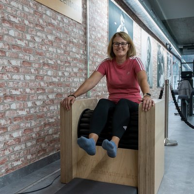 Frau trainiert im Fitnessstudio Inform Weilburg